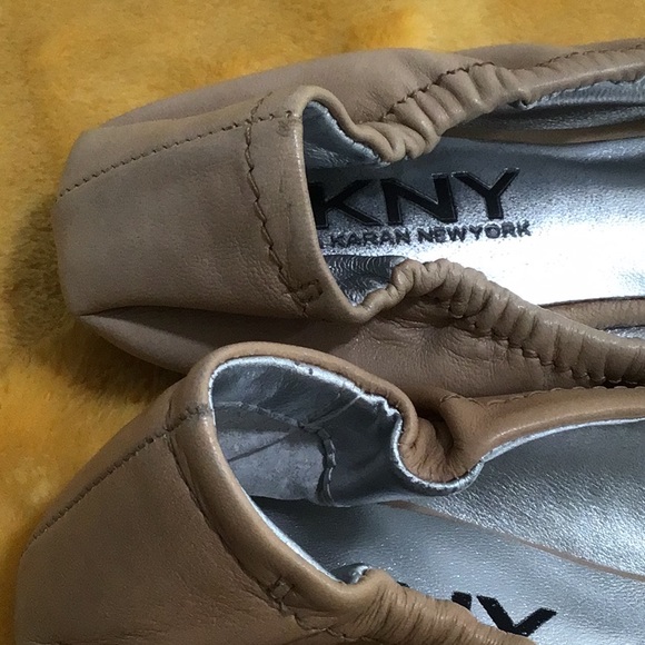 EUC DKNY “ Dasha “ Tortoise Bow Logo Flat Shoes Nude/Black - Picture 9 of 13